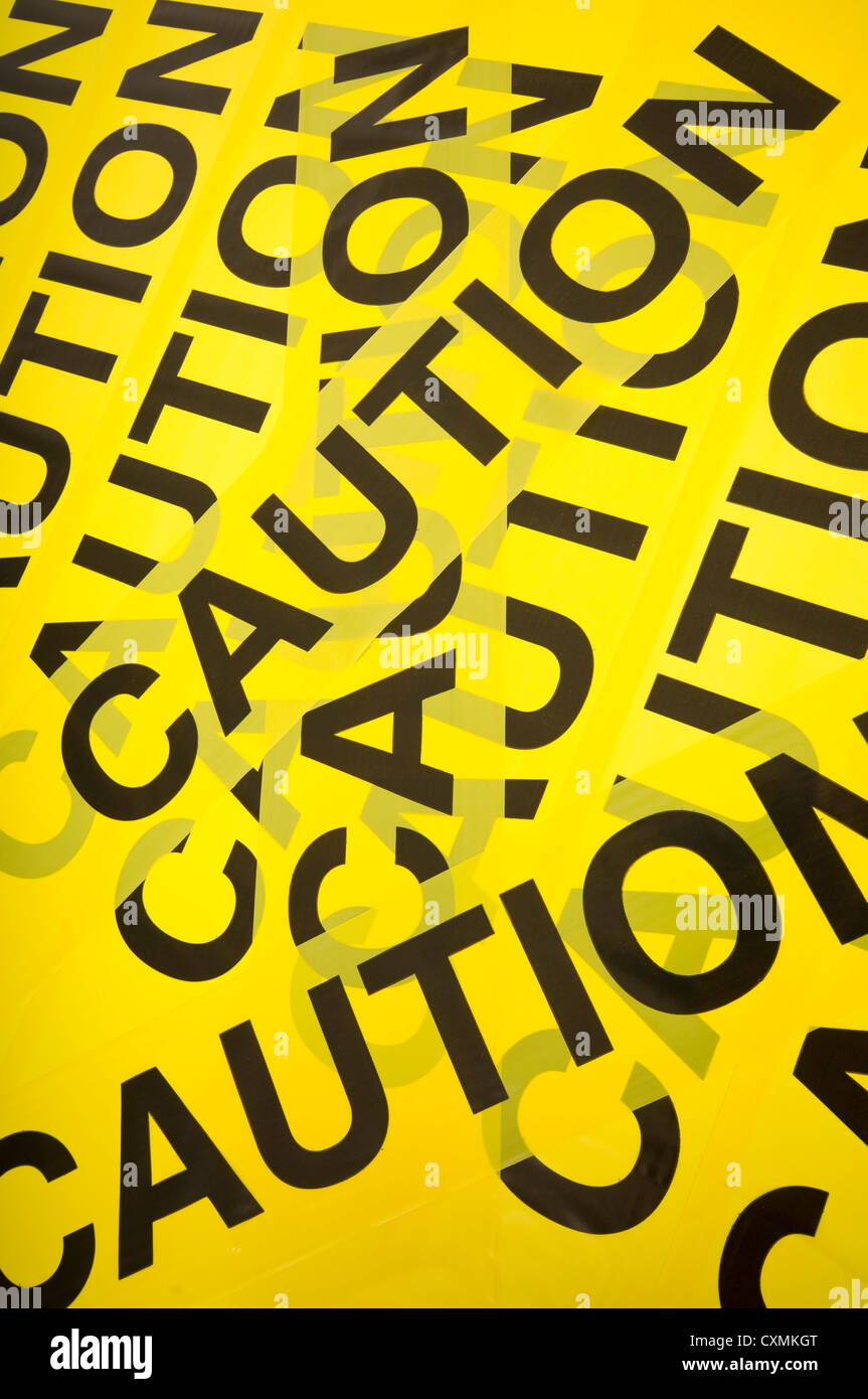 Gelbe Absperrband mit dem Wort Achtung, große Hintergrund Stockfoto