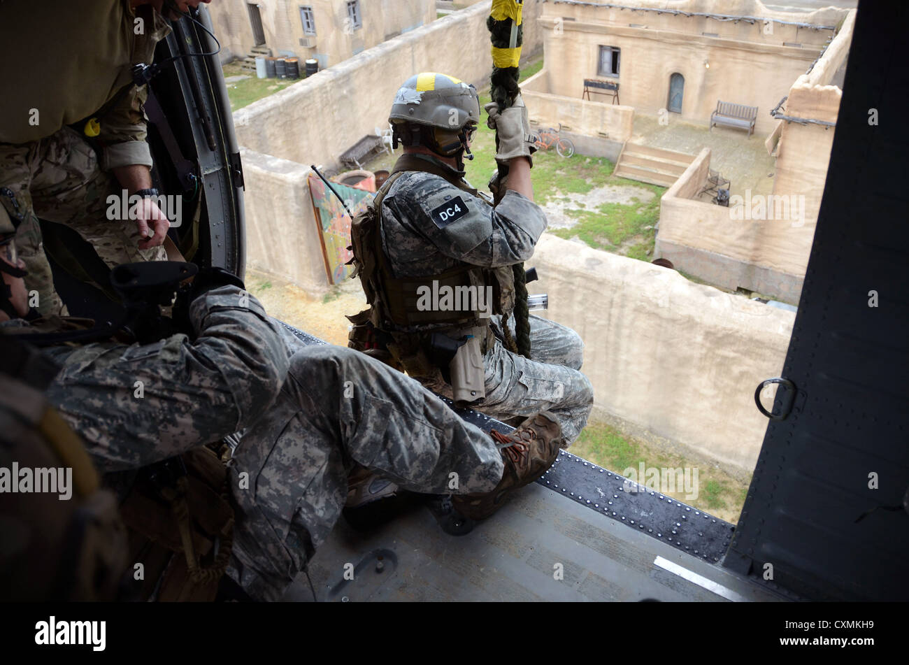 US Army Special Forces führen Sie eine schnelle Seil einlegen von ein MH-60 Black Hawk nach schnellen Abseilen auf ein Ziel während des Trainings August 2012 an der John F. Kennedy Special Warfare Center and School in Fort Bragg, North Carolina. Stockfoto