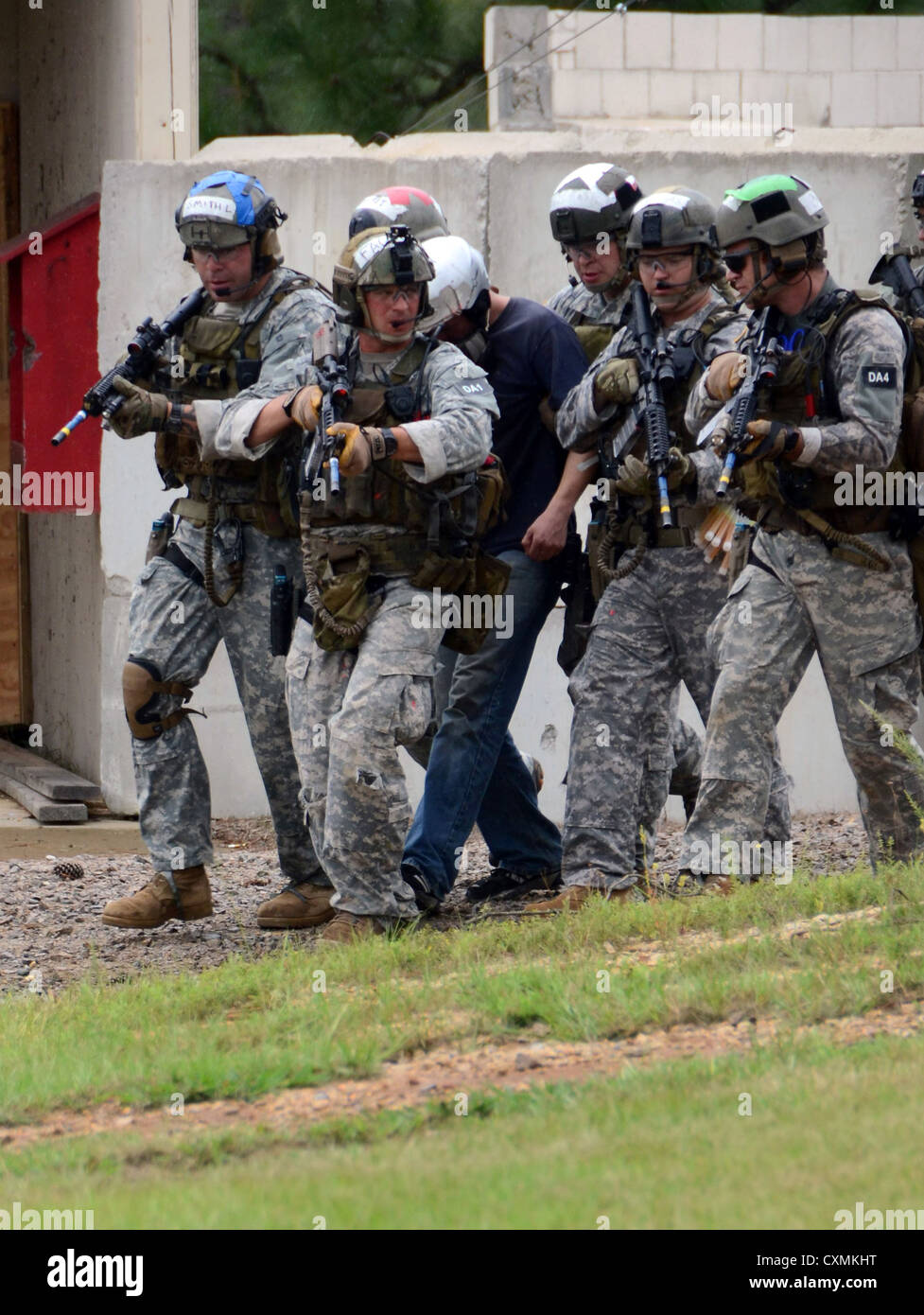 U.S. Army Special Forces bereiten Sie in einem MH-60 Black Hawk laden nach schnellen Abseilen auf ein Ziel während des Trainings August 2012 an der John F. Kennedy Special Warfare Center and School in Fort Bragg, North Carolina. Stockfoto