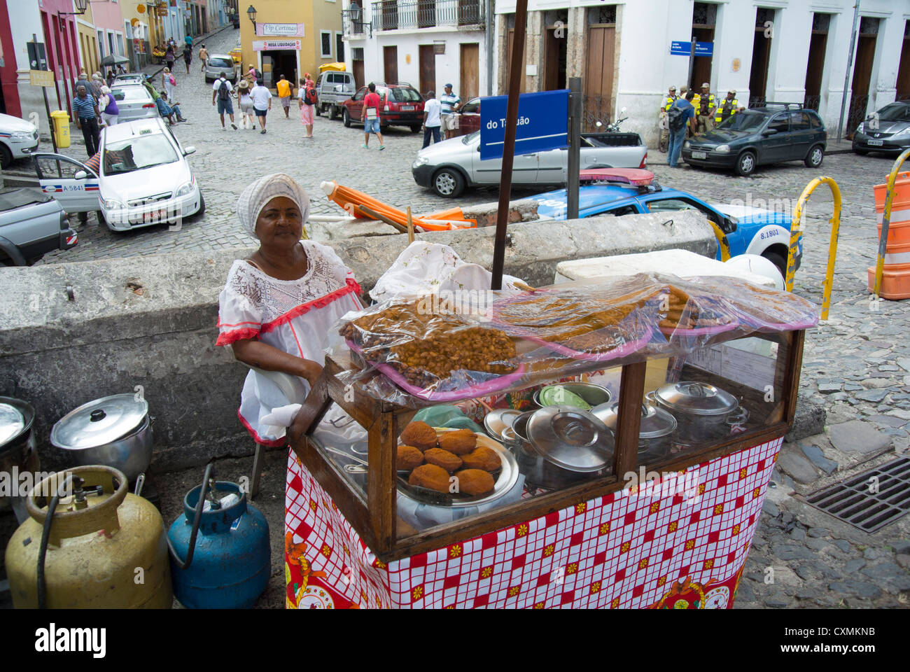 Salvador de Bahia, Brasilien, Lokalfrau, die Seelennahrung am Stand auf der Straße verkauft Stockfoto