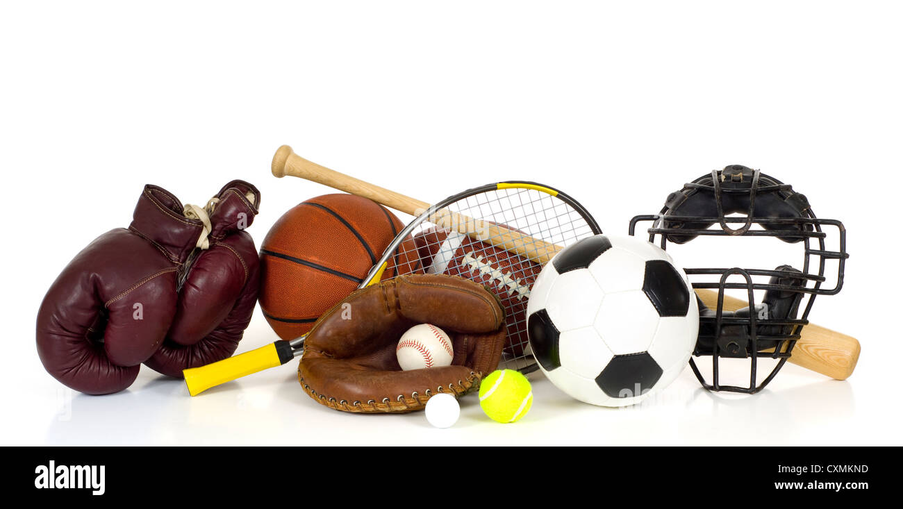 Verschiedene Sportgeräte, darunter Fußball, Catchers Maske, Boxhandschuhe, Tennis Racker, Baseballschläger und verschiedenen Kugeln Stockfoto