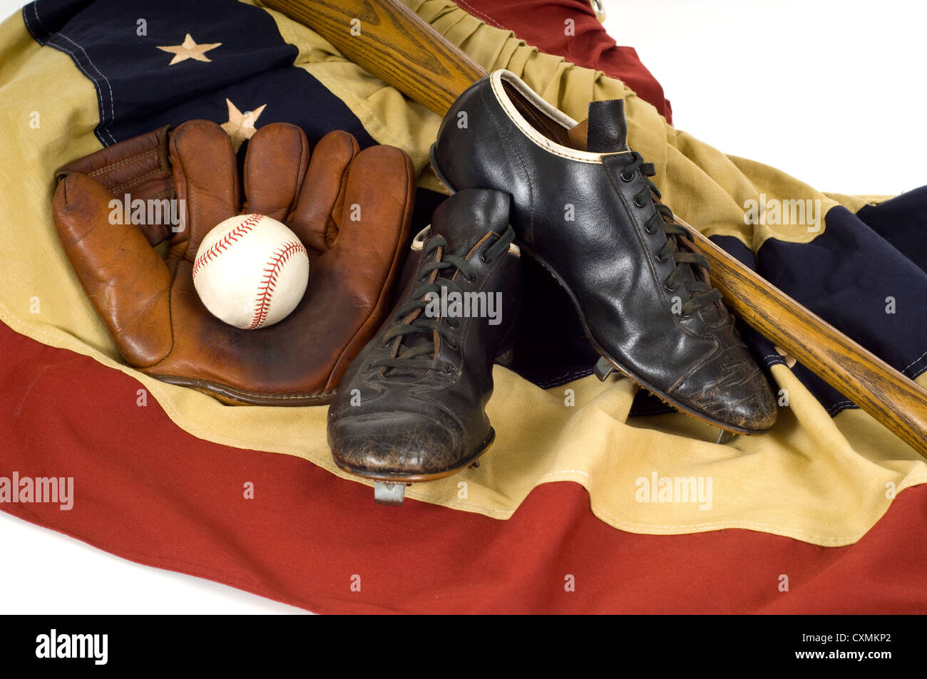 Vintage Baseball-Ausrüstung einschließlich der Fledermaus, Handschuh, Stollen und Ball auf einem antiken Flag bunting Stockfoto