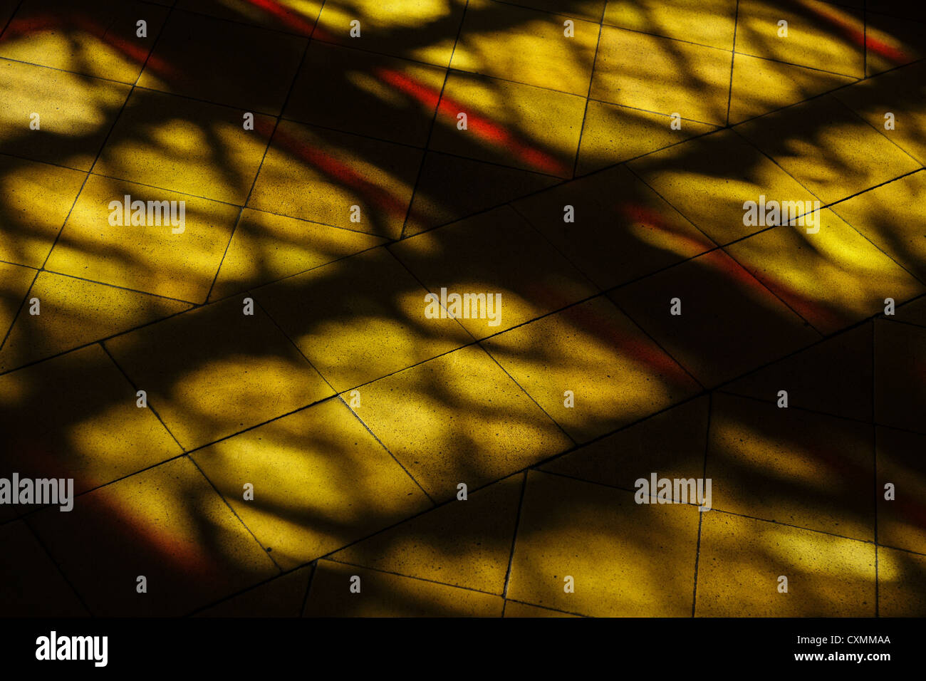 Gelbe und rote Buntglas-Fensterlicht auf eine Kirchenboden projiziert Stockfoto