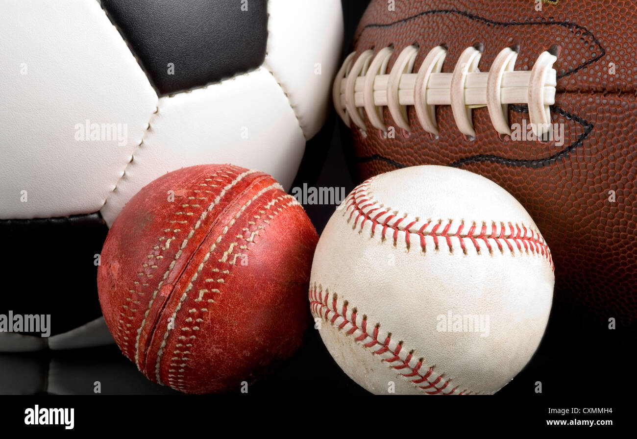 Sortierte Sportbälle, einschließlich einen Fußball, American Football, Baseball und Kricket Kugel als Hintergrund Stockfoto