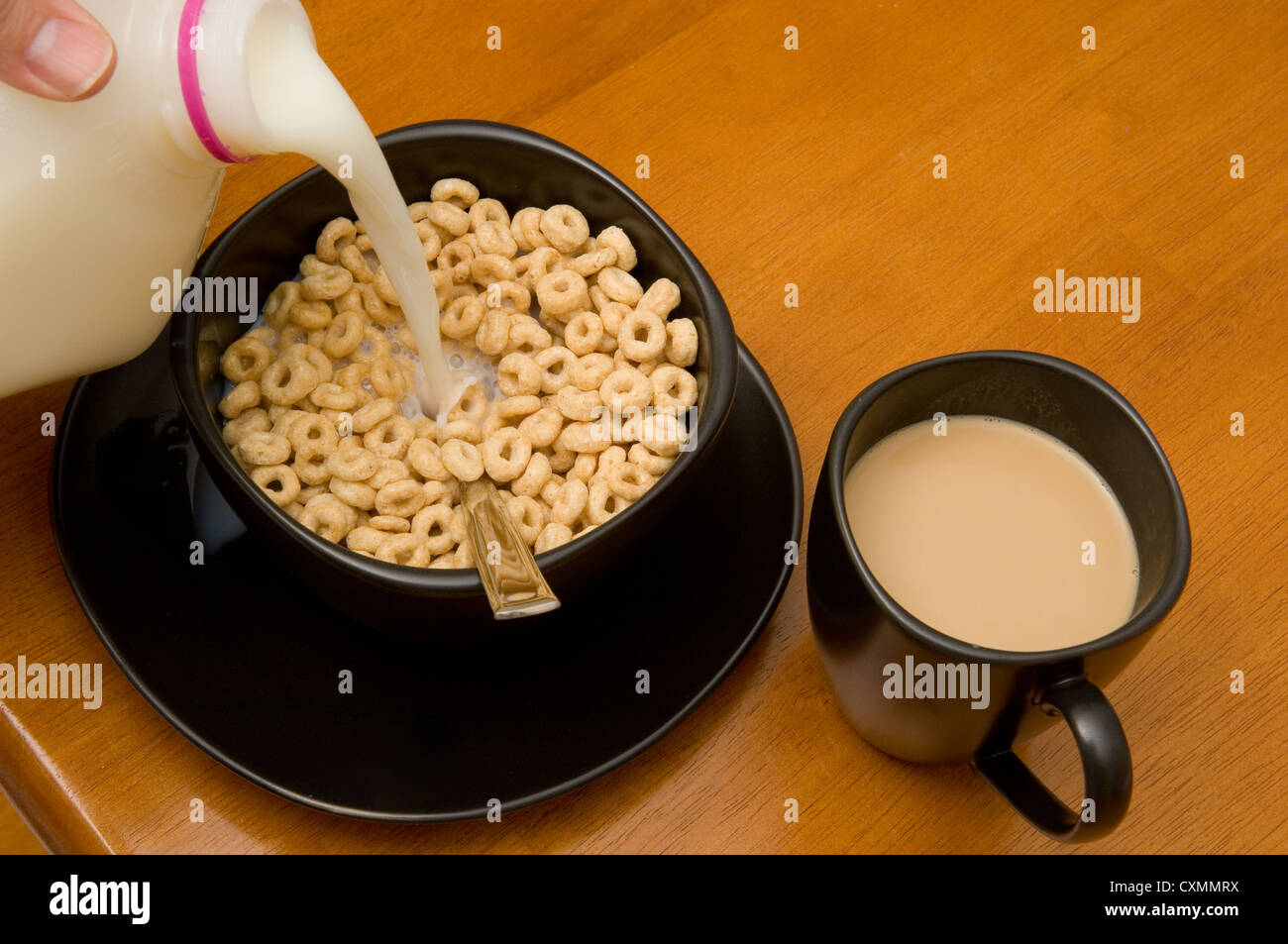 Schnelles Frühstück Consisiting Hafer-Müsli und Kaffee mit Kaffeesahne Stockfoto