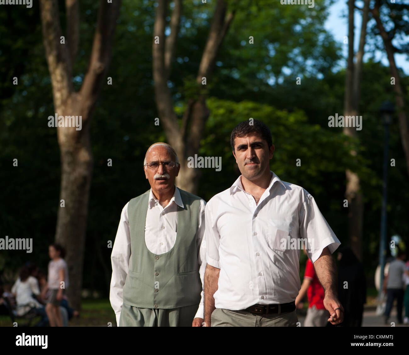 Vater und Sohn spazieren im Park zusammen, Istanbul Stockfoto