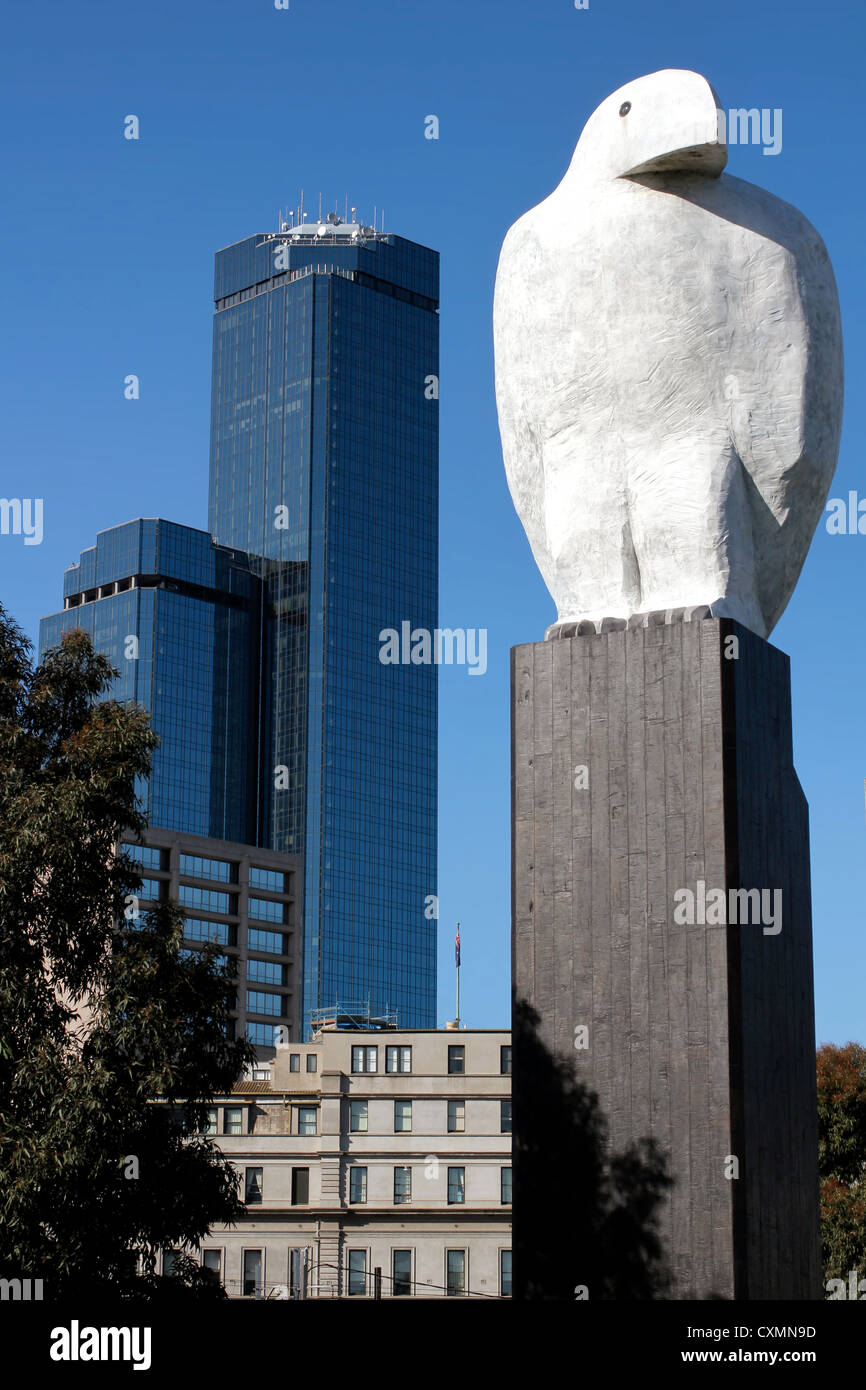 Adler Skulptur (Bunjil) & Rialto Towers | Melbourne Stockfoto
