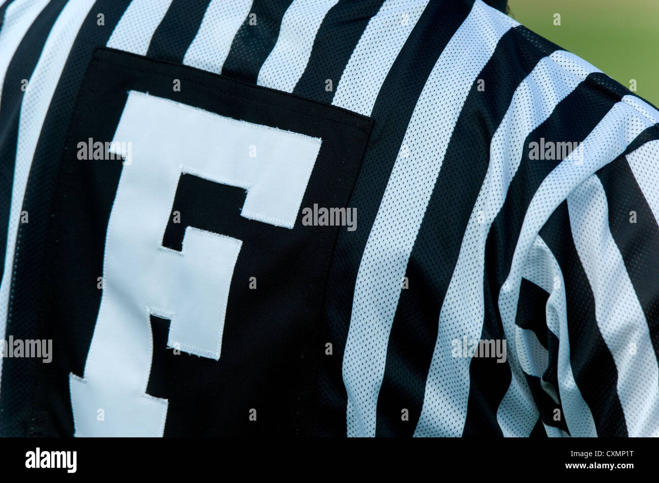 Fußballfunktionär mit schwarz und weiß gestreiften Trikot, ist Symbol für Richter Stockfoto