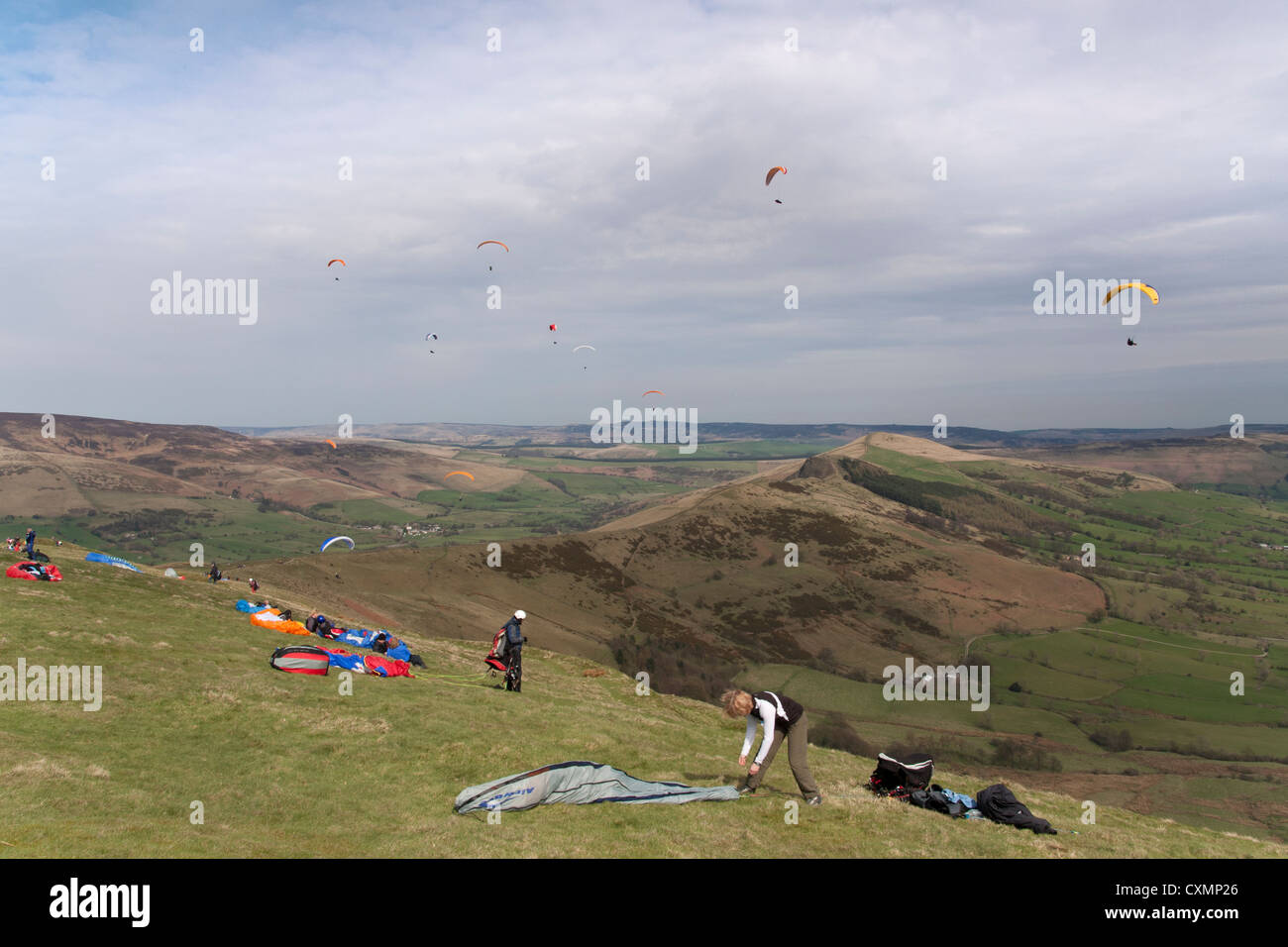 Piloten ihre Rutschen für Paragliding von Mam Tor über Castleton in den Hauptverkehrszeiten Bezirk Nationalpark Derbyshire. Stockfoto