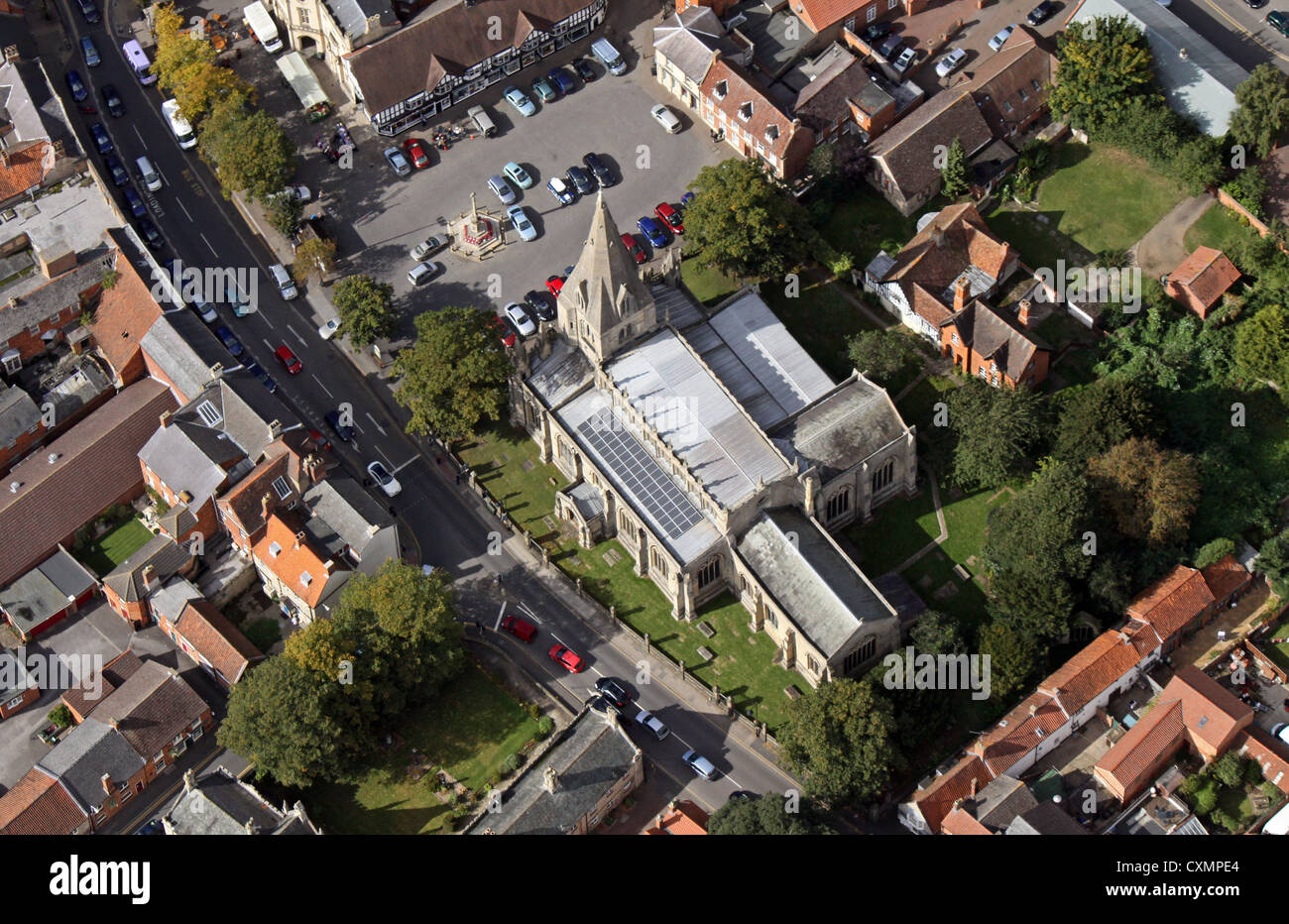 Luftaufnahme von St. Denys Sleaford Pfarrkirche mit Sonnenkollektoren auf dem Dach Stockfoto