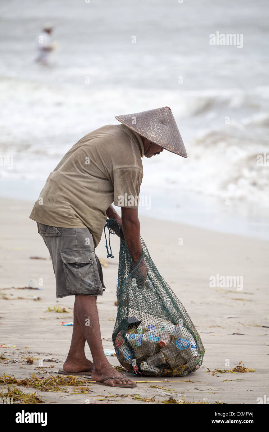 Abfall-Sammler bei der Arbeit am Strand von Kuta auf Bali Stockfoto