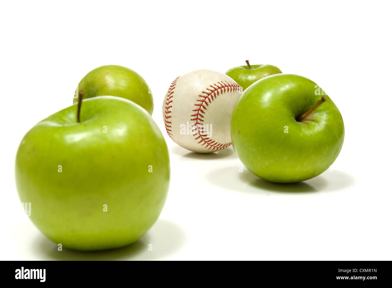 Einige grüne, Granny Smith Äpfel mit einem weißen Baseballschläger in die Mitte, Symbole von Amerika Stockfoto