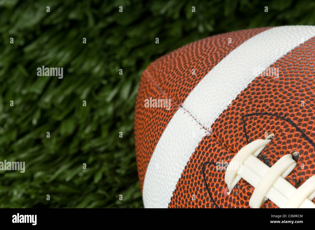 Nahaufnahme von einem American Football auf dem grünen Rasen mit Textfreiraum Stockfoto