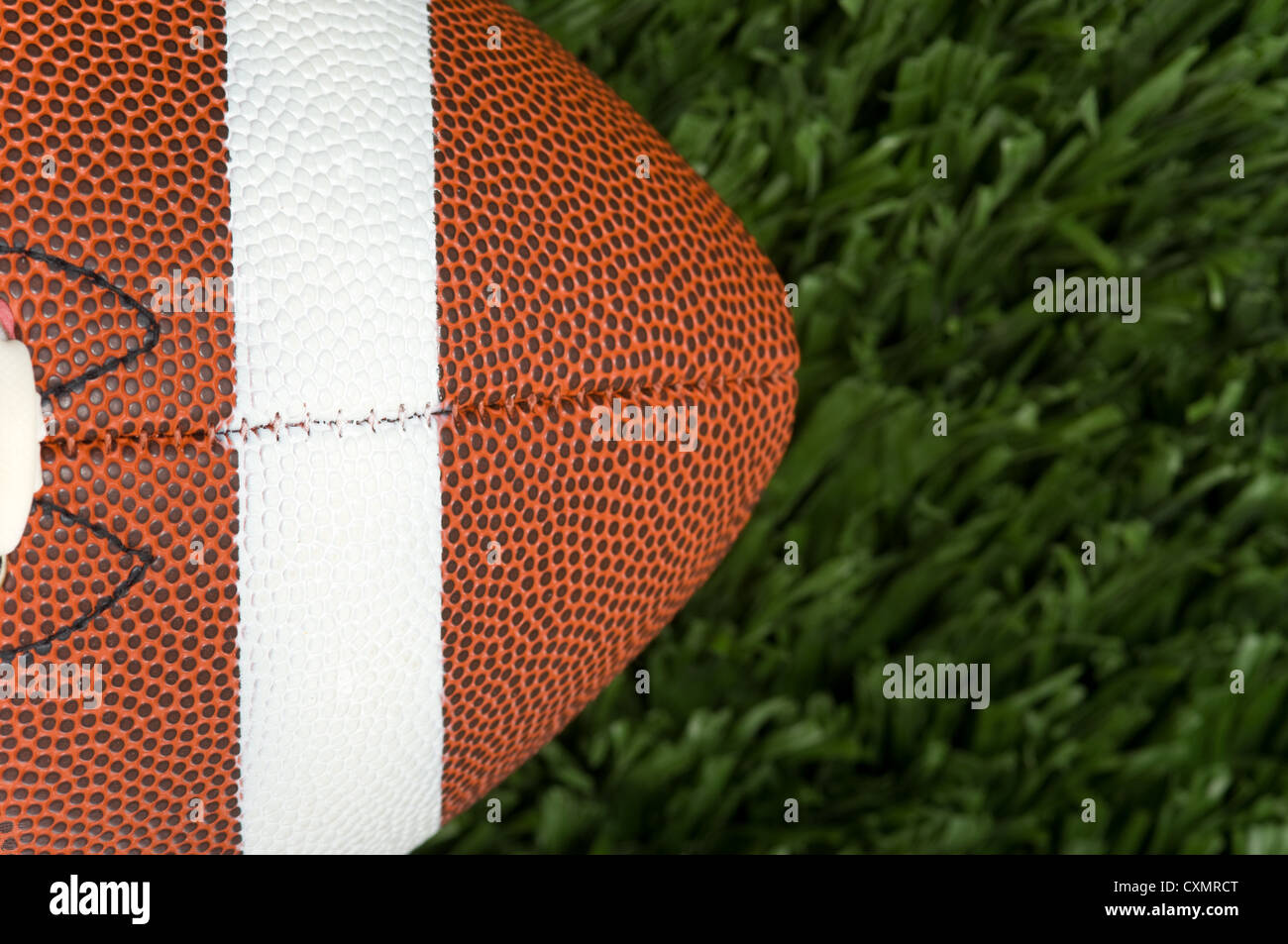 Nahaufnahme von einem American Football auf dem grünen Rasen mit Textfreiraum Stockfoto