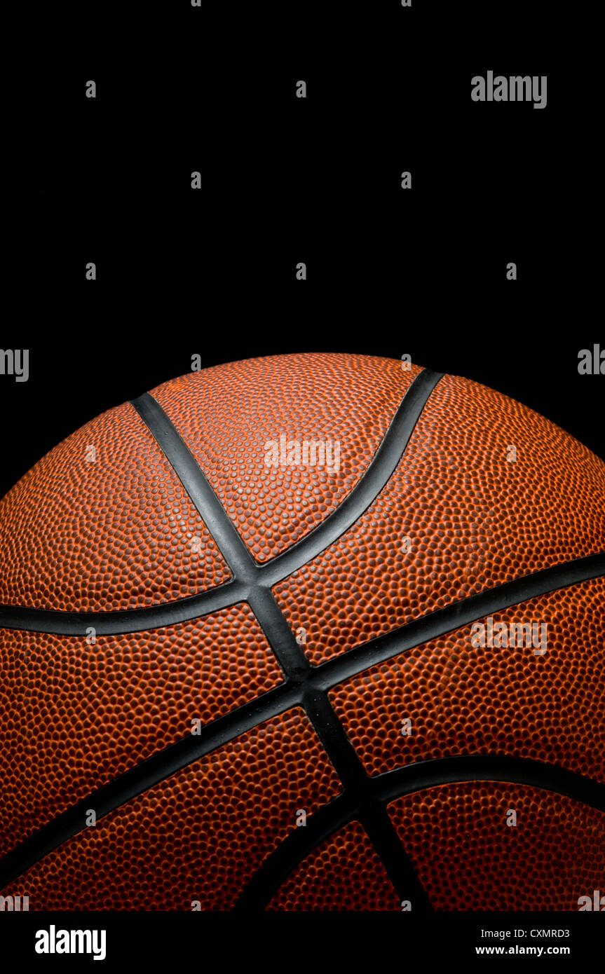 Basketball auf schwarzem Hintergrund mit Textfreiraum Stockfoto