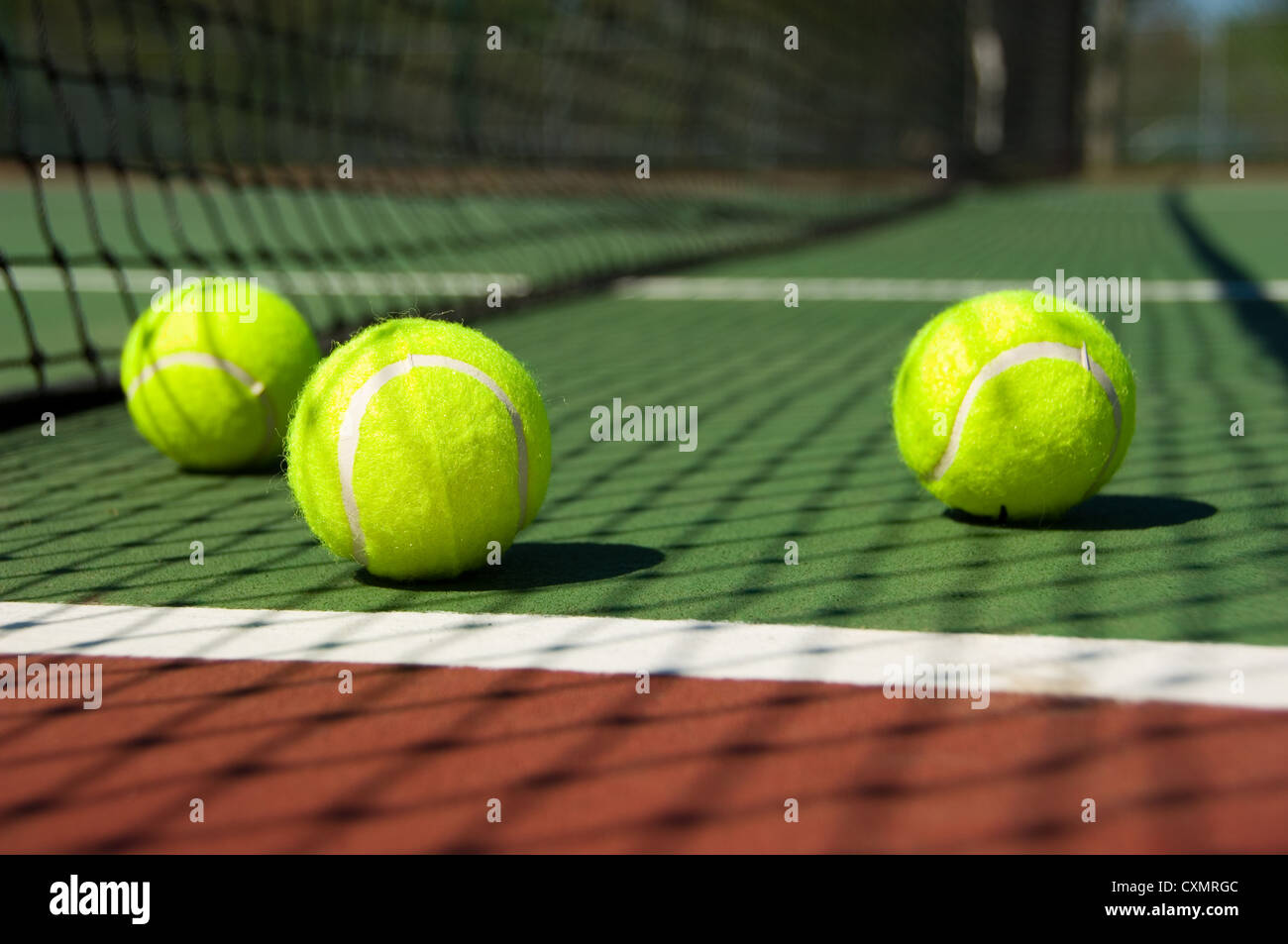 Hell grünlich, gelben Tennisball auf frisch gestrichene Zement Gericht Stockfoto
