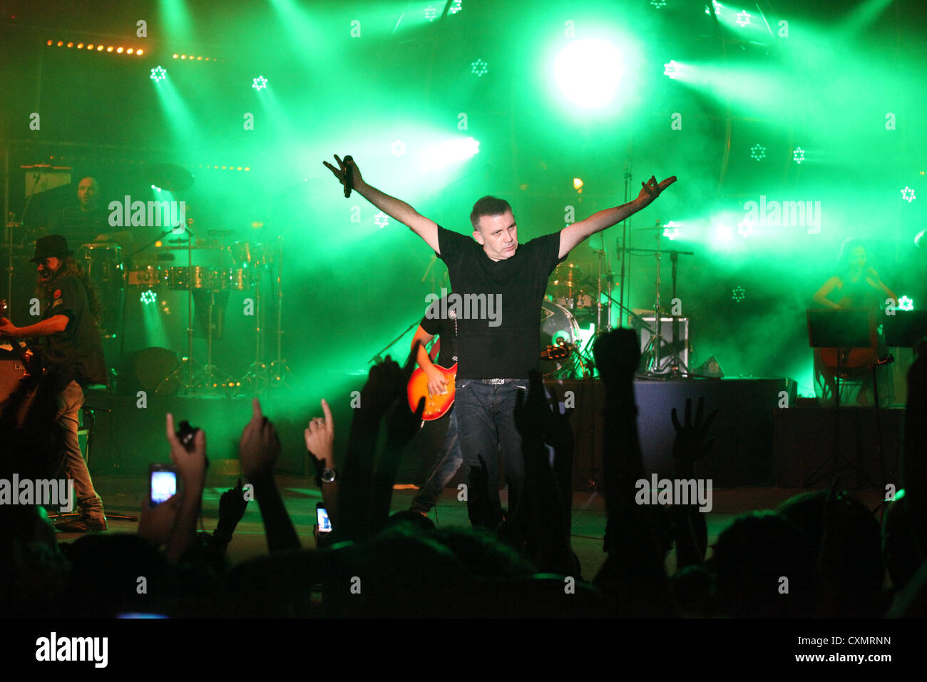 Ethnix, eine israelische Pop-Rock-Band. Zeev Nehama Sänger live auf der Bühne Stockfoto