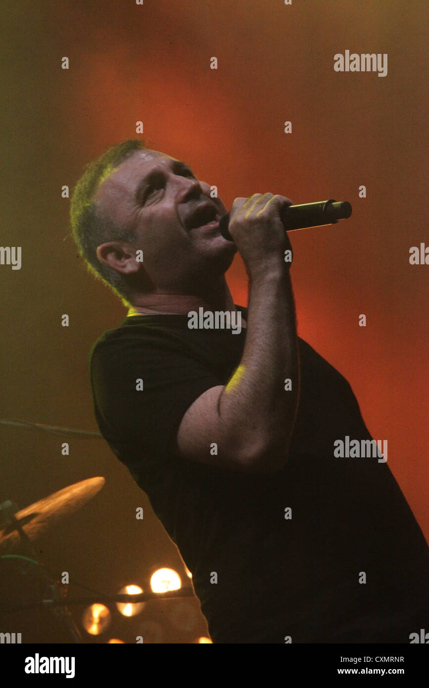 Ethnix, eine israelische Pop-Rock-Band. Zeev Nehama Sänger live auf der Bühne Stockfoto