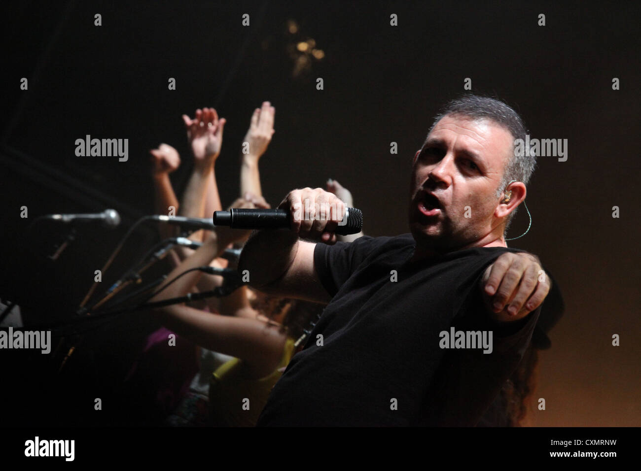 Ethnix, eine israelische Pop-Rock-Band. Zeev Nehama Sänger live auf der Bühne Stockfoto