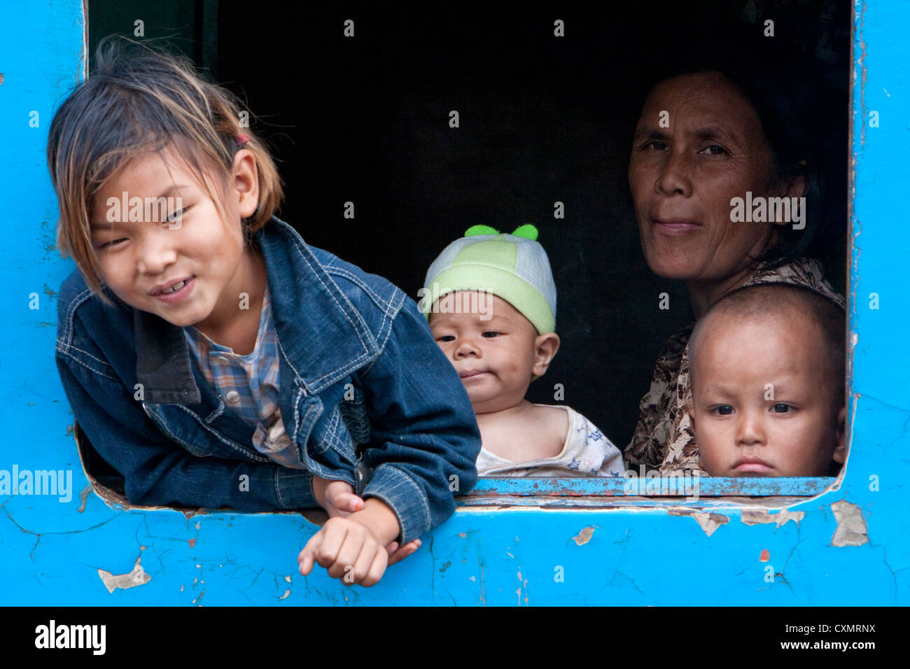 Myanmar, Burma. Passagiere auf dem Zug am Bahnhof von Kalaw. Stockfoto