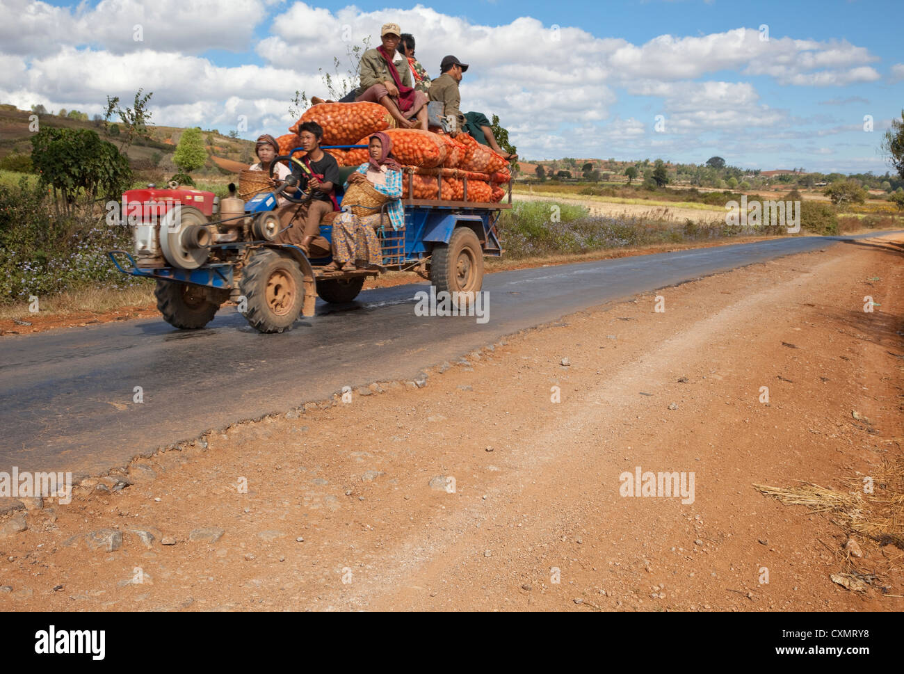 Myanmar, Burma. Lokalen Traktor Transport, Shan-Staat. Stockfoto