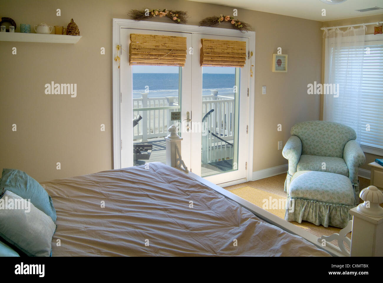 Hotelbett Rom mit Blick aufs Meer, Hilton Head in South Carolina, USA Stockfoto