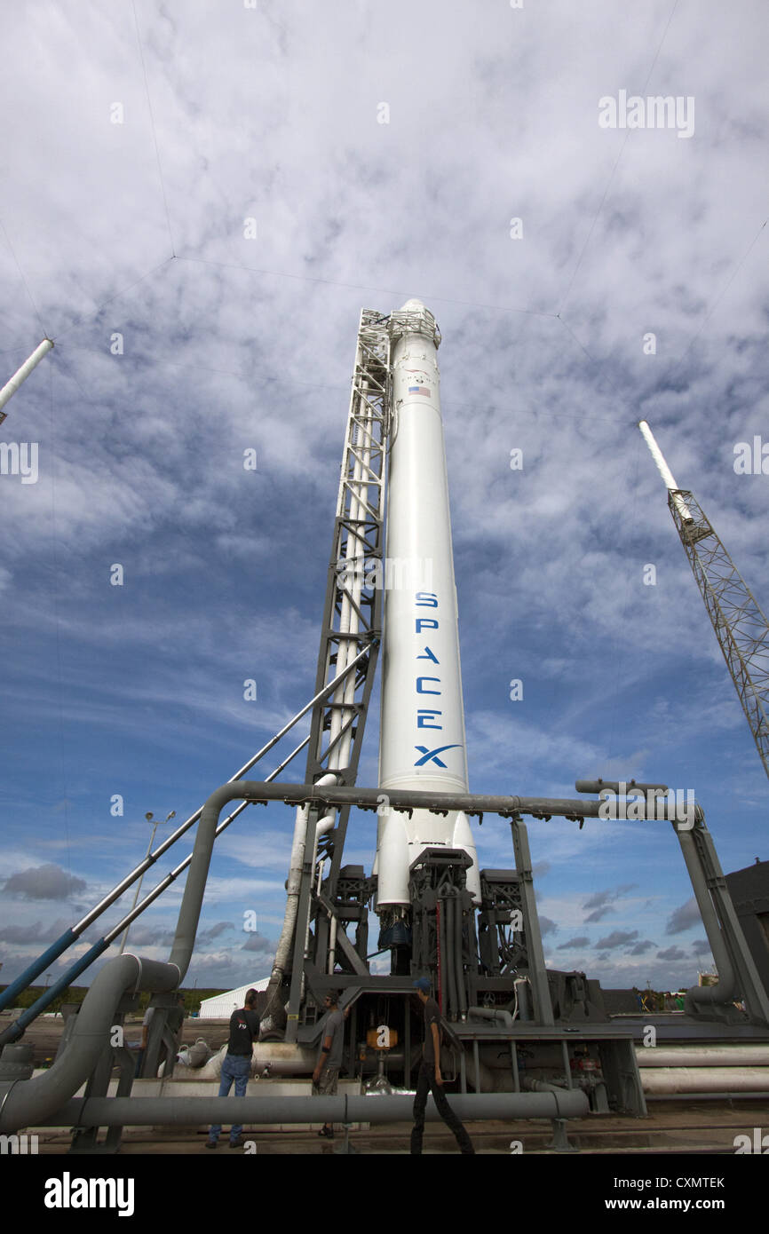 Die Space Exploration Technologies Corp. oder SpaceX, Falcon 9 Rakete mit Dragon-Kapsel befestigt ist 2. Oktober 2012 in Position und bereit zum Abheben im Raum starten Komplex-40 auf Cape Canaveral in Florida. Der Start wird die erste Commercial Resupply Services oder CRS-1, Mission zur internationalen Raumstation ISS werden. Stockfoto