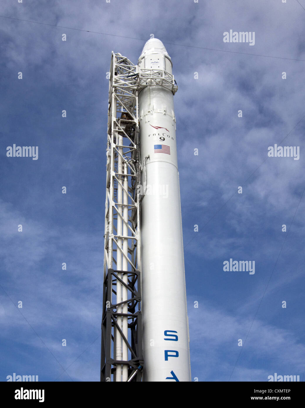 Die Space Exploration Technologies Corp. oder SpaceX, Falcon 9 Rakete mit Dragon-Kapsel befestigt ist 2. Oktober 2012 in Position und bereit zum Abheben im Raum starten Komplex-40 auf Cape Canaveral in Florida. Der Start wird die erste Commercial Resupply Services oder CRS-1, Mission zur internationalen Raumstation ISS werden. Stockfoto