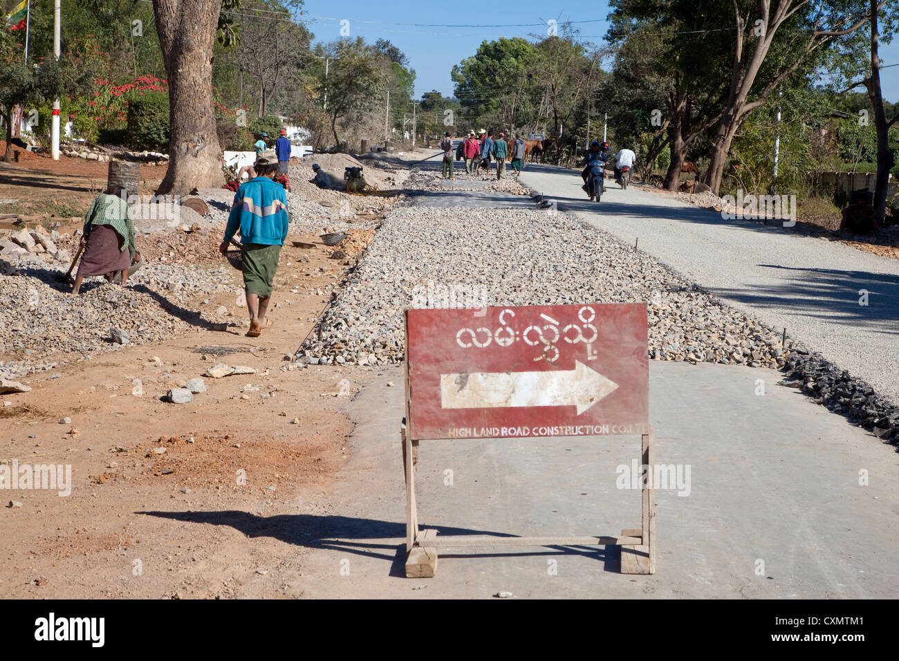 Myanmar, Burma, Shan-Staat. Bauen eine asphaltierte Straße von Hand. Verlegung von Kies. Stockfoto