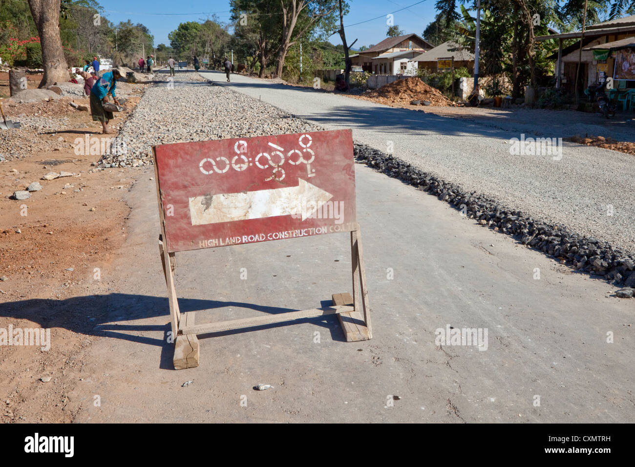 Myanmar, Burma, Shan-Staat. Bauen eine asphaltierte Straße von Hand. Verlegung von Kies. Stockfoto