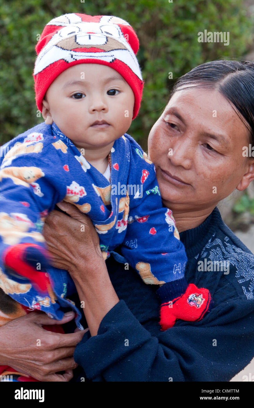 Myanmar, Burma, Kalaw. Birmanisch Mutter und Kind. Stockfoto