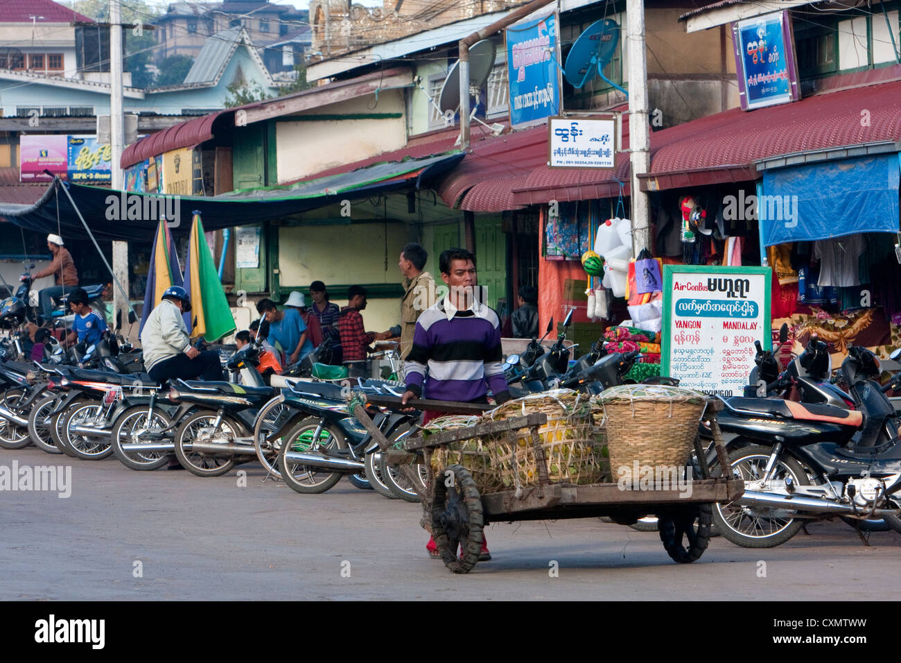 Myanmar, Burma. Kalaw Straßenszene. Anbieter drängen Cart. Stockfoto