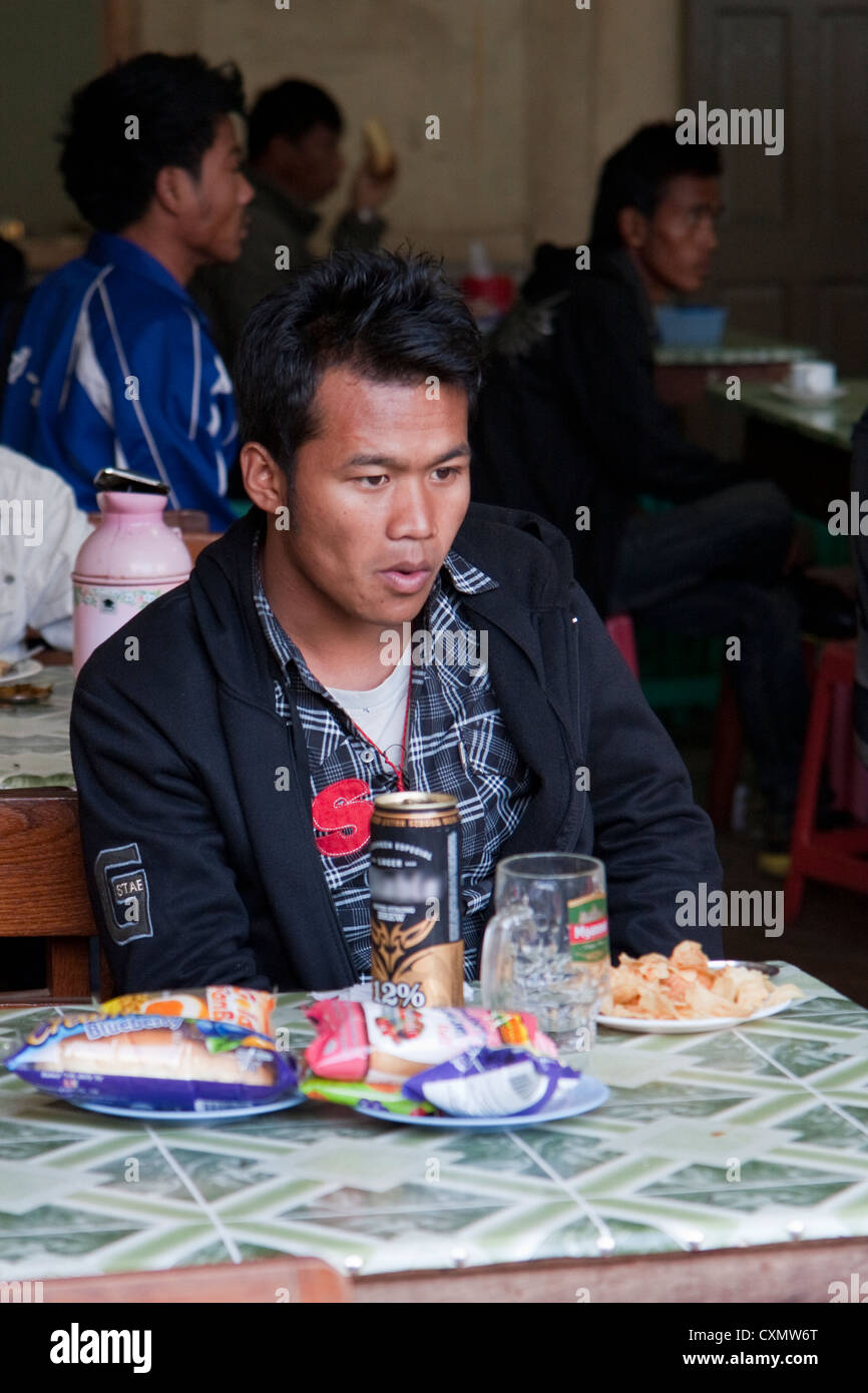Myanmar, Burma. Burmesische Mann mit Erfrischungen in einer am Straßenrand Coffee-Shop, Shan-Staat. Stockfoto