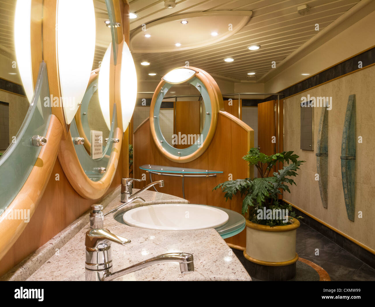 Öffentlichen Damen Toilette, Royal Caribbean International, Radiance of the Seas Kreuzfahrt Schiff Stockfoto