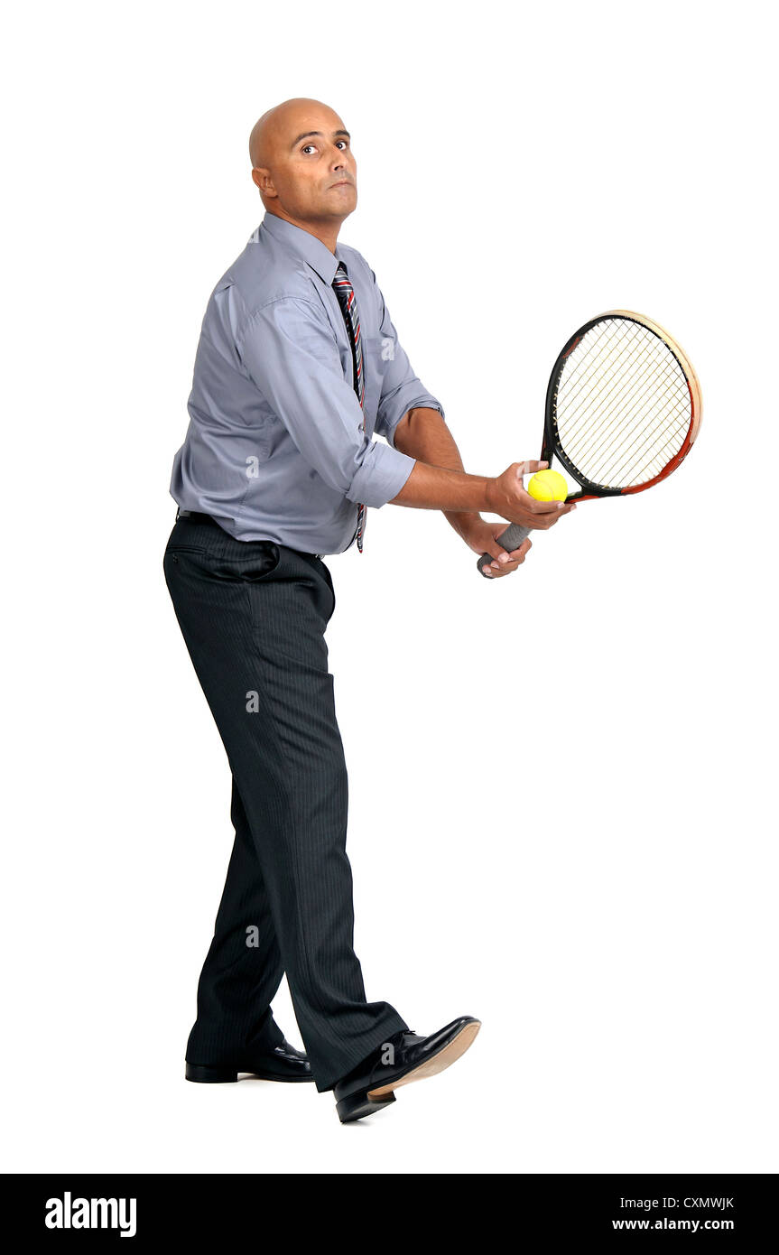 Geschäftsmann mit dem Tennisspielen isoliert in weiß Stockfoto
