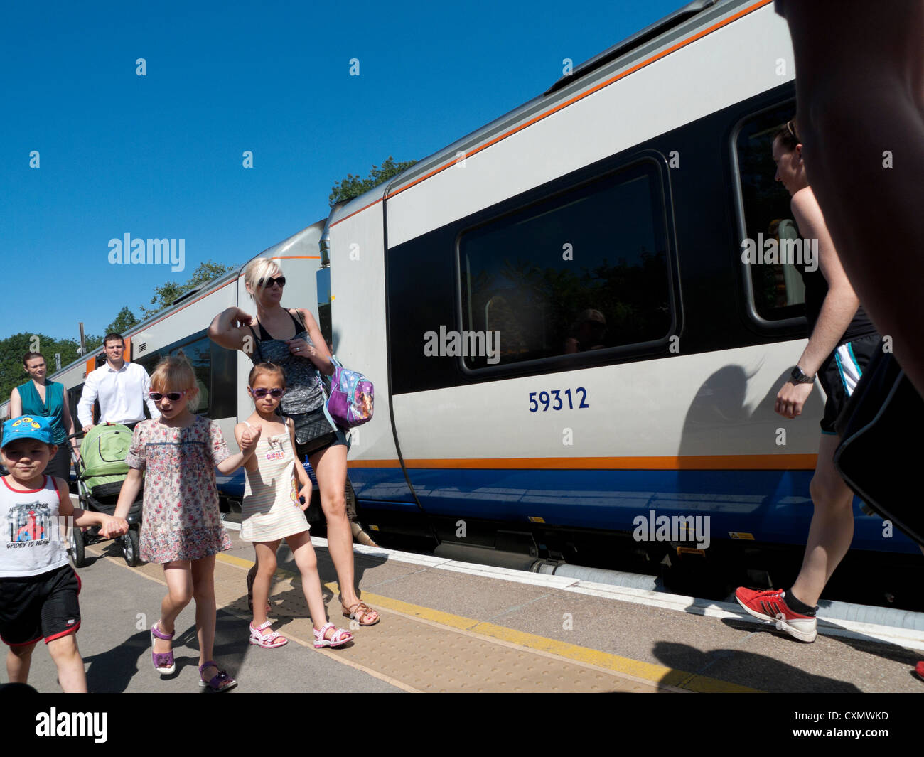 Familie Fahrgäste auf dem S-Bahn Plattform am Evangelium Eiche Station im Sommer Kleidung London England UK KATHY DEWITT Stockfoto