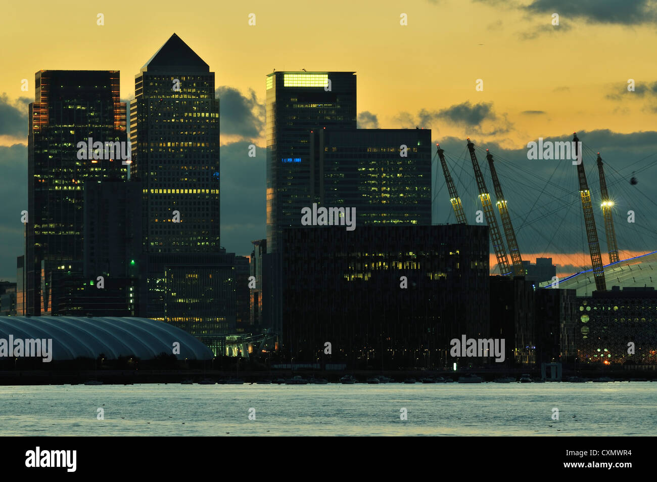 London Docklands Buildings in der Abenddämmerung von Woolwich mit der O2 Arena und Canary Wharf, London UK Stockfoto