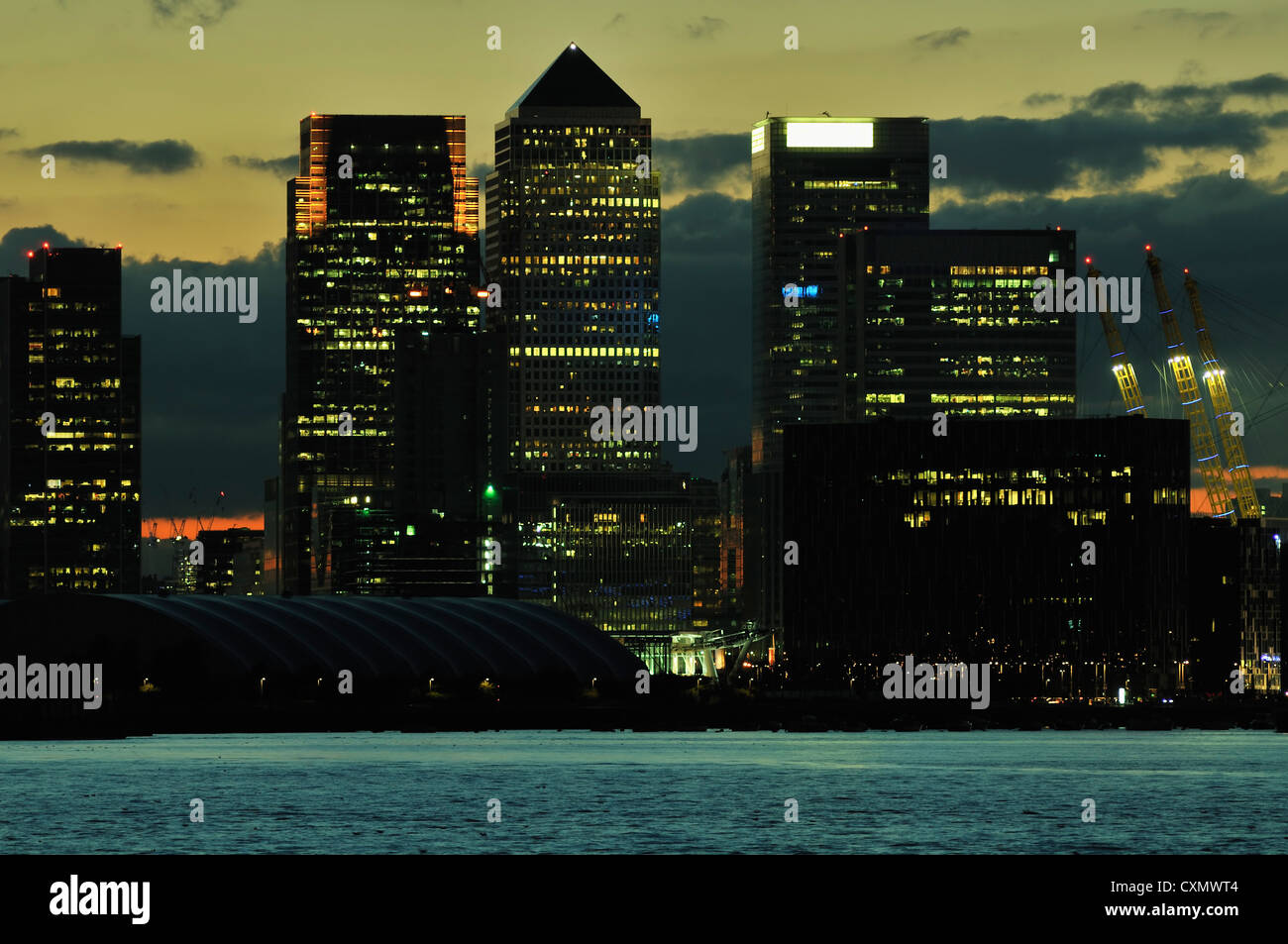 Canary Wharf in der Dämmerung aus Woolwich, London, Großbritannien, 2012 Stockfoto