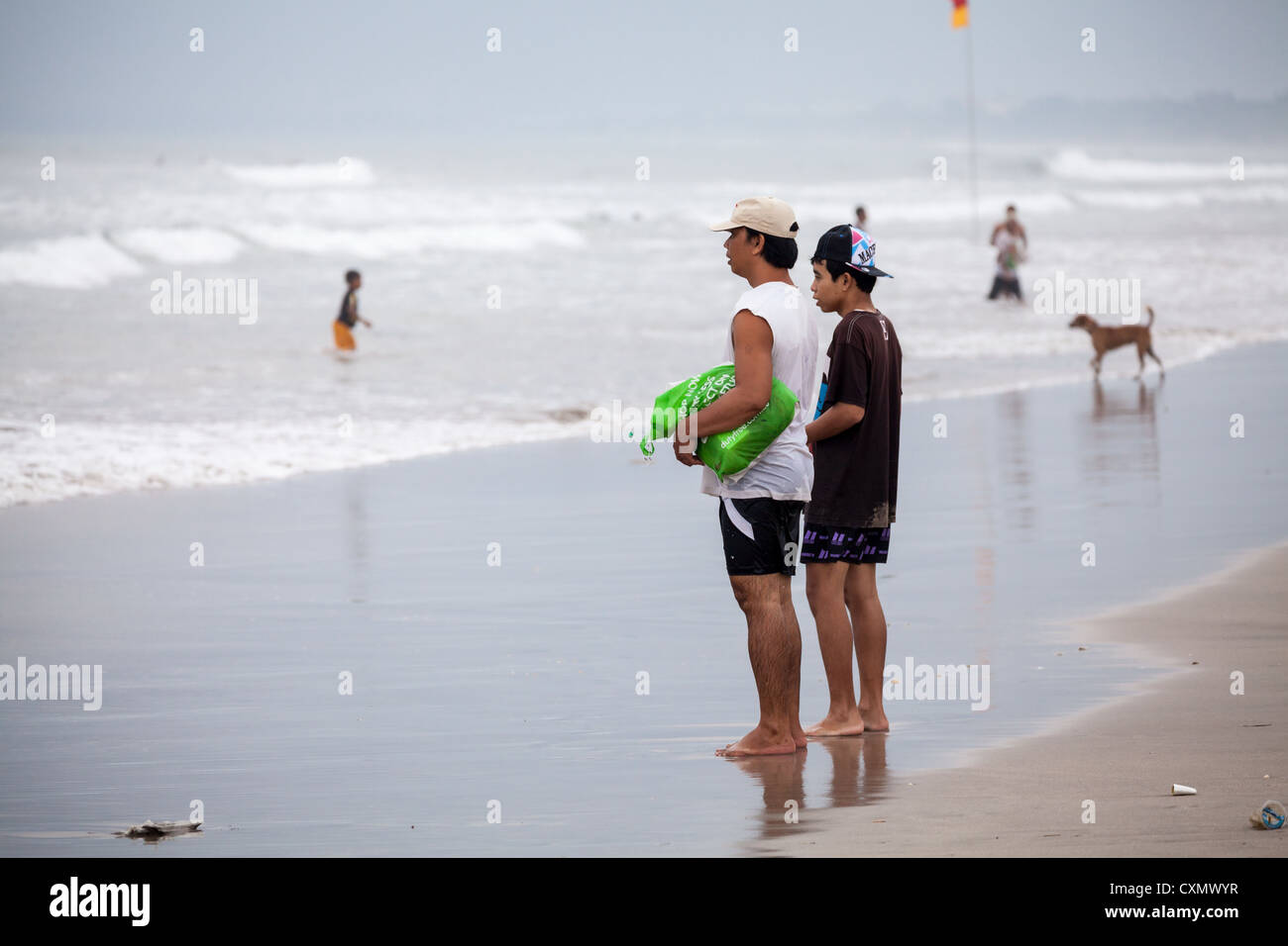 Menschen am Strand von Kuta auf Bali Stockfoto