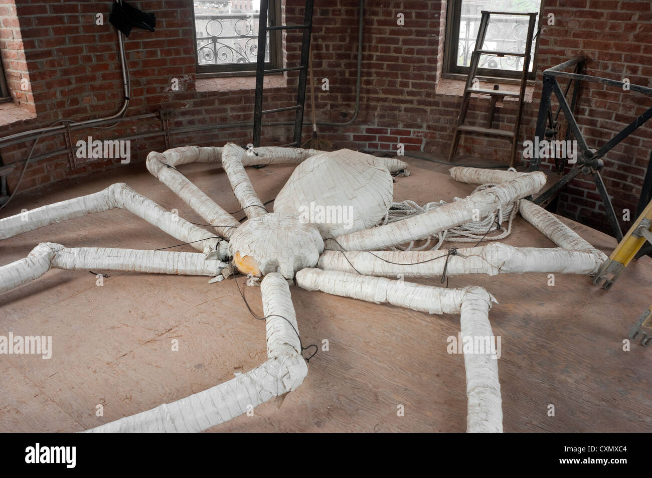 Spinne-Marionette, die aus der Uhrturm von Jefferson Market Bibliothek während der Greenwich Village Halloween Parade baumelt Stockfoto