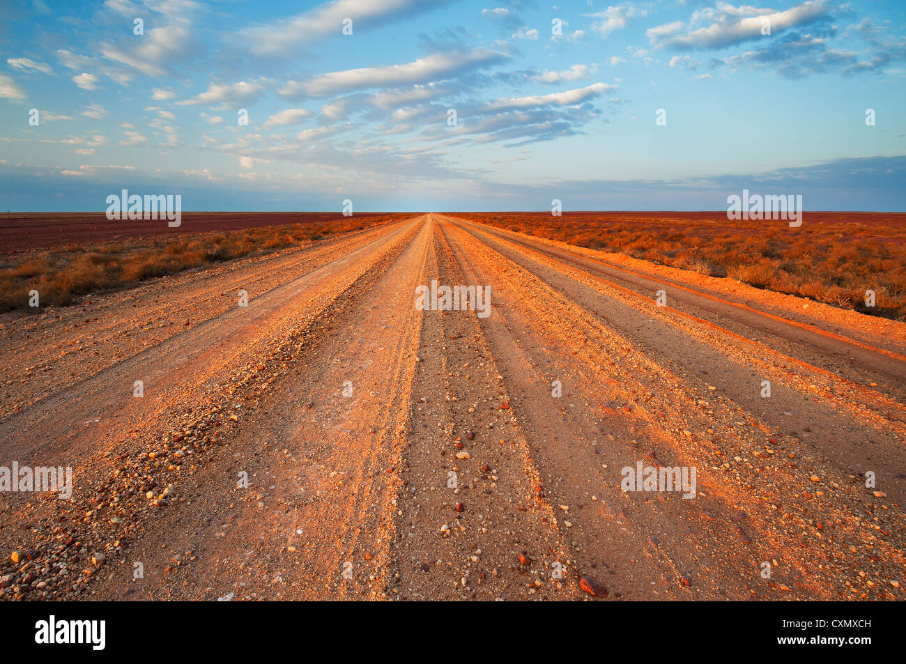 Berühmter Birdsville Track in der Wüste von Südaustralien. Stockfoto