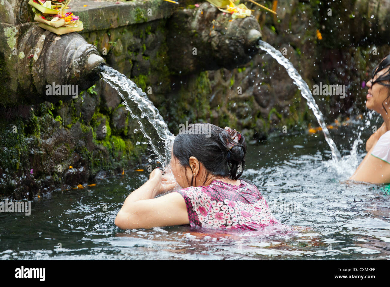 Frauen, die eine Ritual waschen in den Einzugsgebieten von Hindu Tempel Tirtha Emphul auf Bali Stockfoto