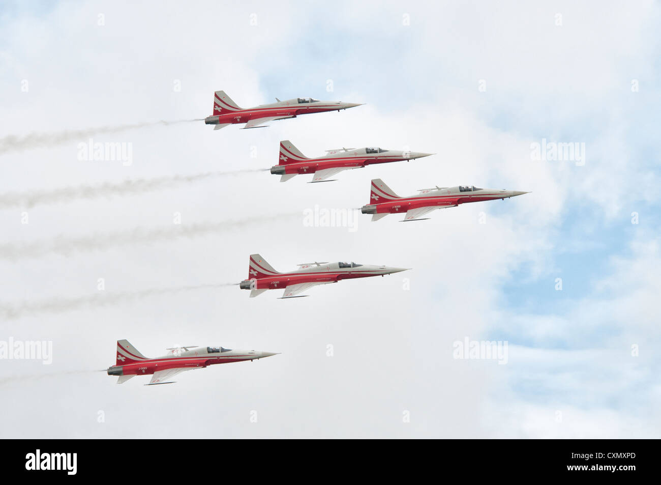 Patrouille Suisse Display Kunstflugstaffel in ihre Northrop F-5E Tiger II fliegen Vergangenheit in Formation in 2012 Air Tattoo Stockfoto