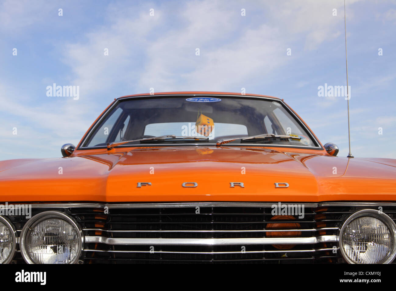 Vorderansicht wunderschön restaurierte orange Markierung III, 3, drei, Ford Cortina. 70er Jahre Oldtimer, Kitsch, Mode, Stil, Suffolk UK Stockfoto