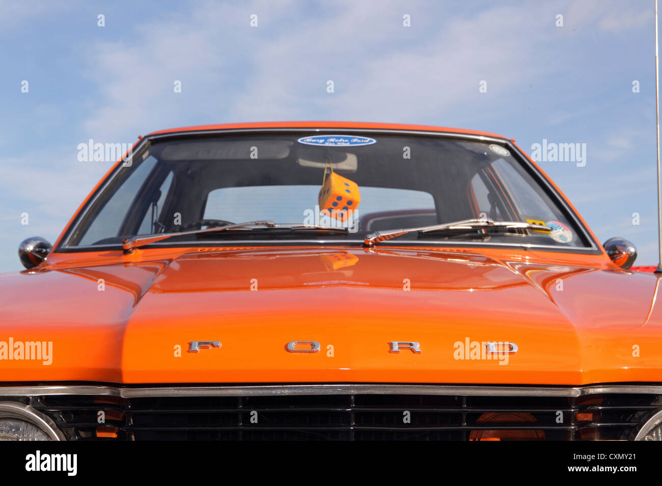 Vorderansicht wunderschön restaurierte orange Markierung III, 3, drei, Ford Cortina. 70er Jahre Oldtimer, Kitsch, Mode, Stil, Suffolk UK Stockfoto