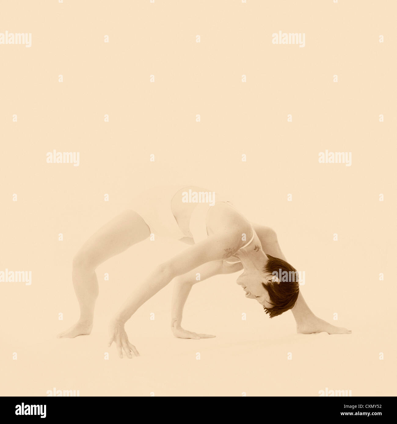 Moderne Tänzerin im beschaulichen Yoga unterrichtet Bewegung. Stockfoto