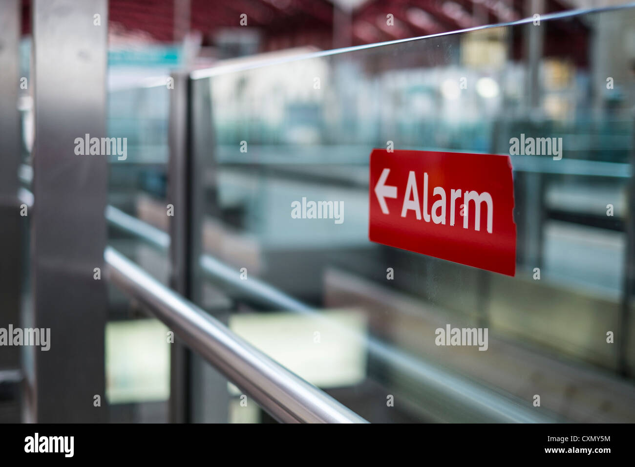 Rote 'Alarm'-Zeichen auf ein Glas Partician an einem öffentlichen Ort. Stockfoto
