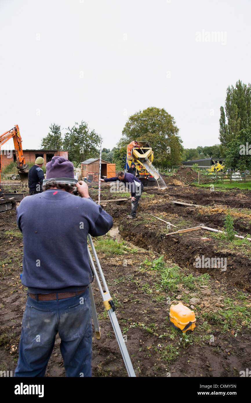 Landvermesser Durchsicht Theodolit zu einer Ebene lesen Stockfoto