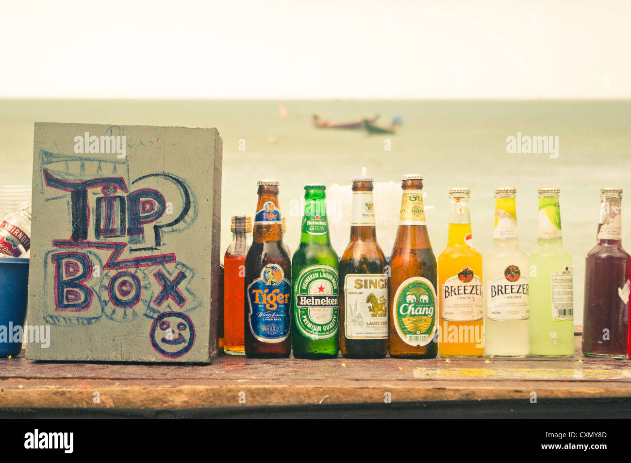 Bier und alkoholische Getränke zum Verkauf an Thailand Strand, Stockfoto