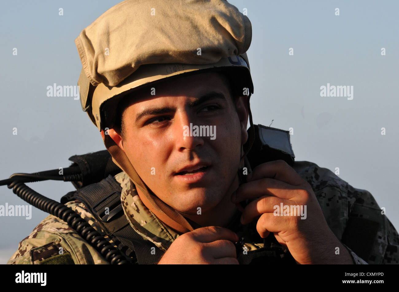 SAN FRANCISCO (Okt. 2010) 3, 2012) - der Gunner Mate 3. Klasse (SW) Alfred Santacrose, Strand Master Unit 1, Beach Party Team Bravo, bereitet seine Schutzbekleidung für die Ankunft einer Landing Craft Air Cushion (LCAC) Hovercraft während einer humanitären Hilfe/Disaster Response (hadr) aufweisen. Die Veranstaltung erlaubt Mitglieder der Gemeinschaft eine enge Erfahrung mit der US Navy und Marine Corps Ausrüstung zu haben. San Francisco Fleet Week ist eine 5-tägige Veranstaltung, die die Ausrüstung, Technologie und operativen Fähigkeiten des militärischen Meer Dienstleistungen und ihre Geschichte in der Gegend von San Francisco. Stockfoto